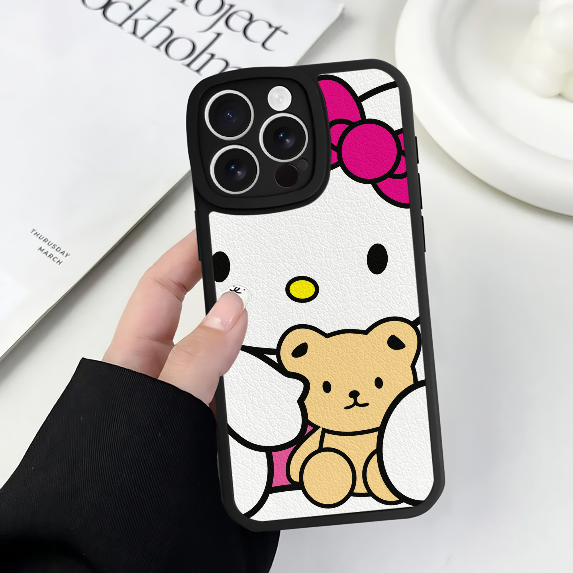 （画像用） Hello Kitty ハローキティ 【iPhone 16シリーズ対応】シリコンスマホケース（レザー調） 材質：シリコン